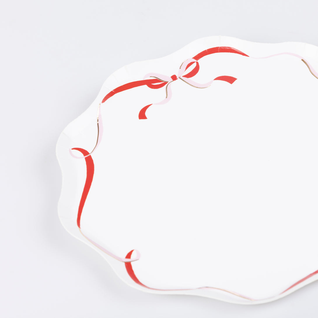 Our side plates, made from high-quality paper, feature a red, pink and gold ribbon bow design, ideal for your Christmas dinner. Image3