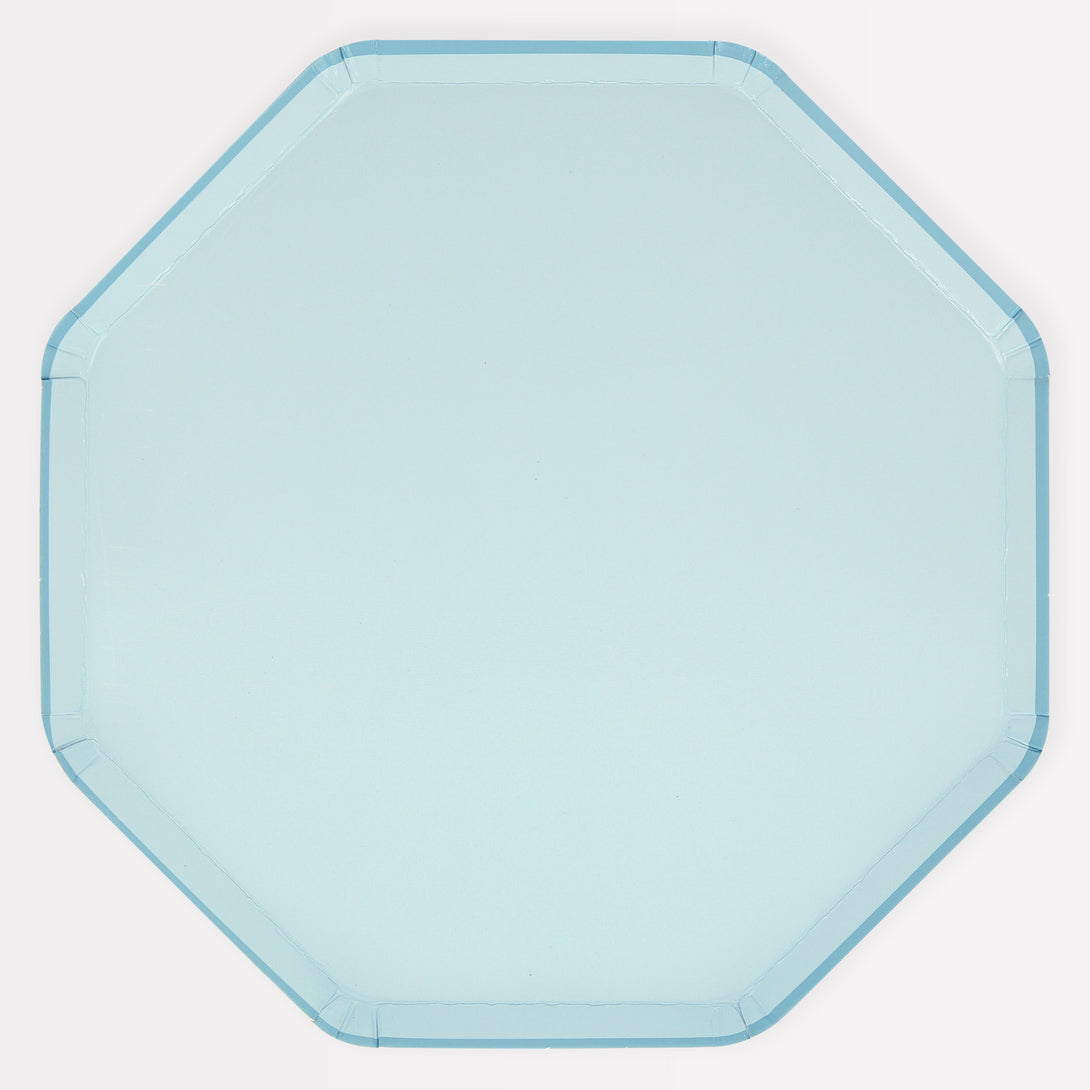 Our paper plates, in a stylish octagonal shape and a pale blue colour, are perfect for any dinner party.