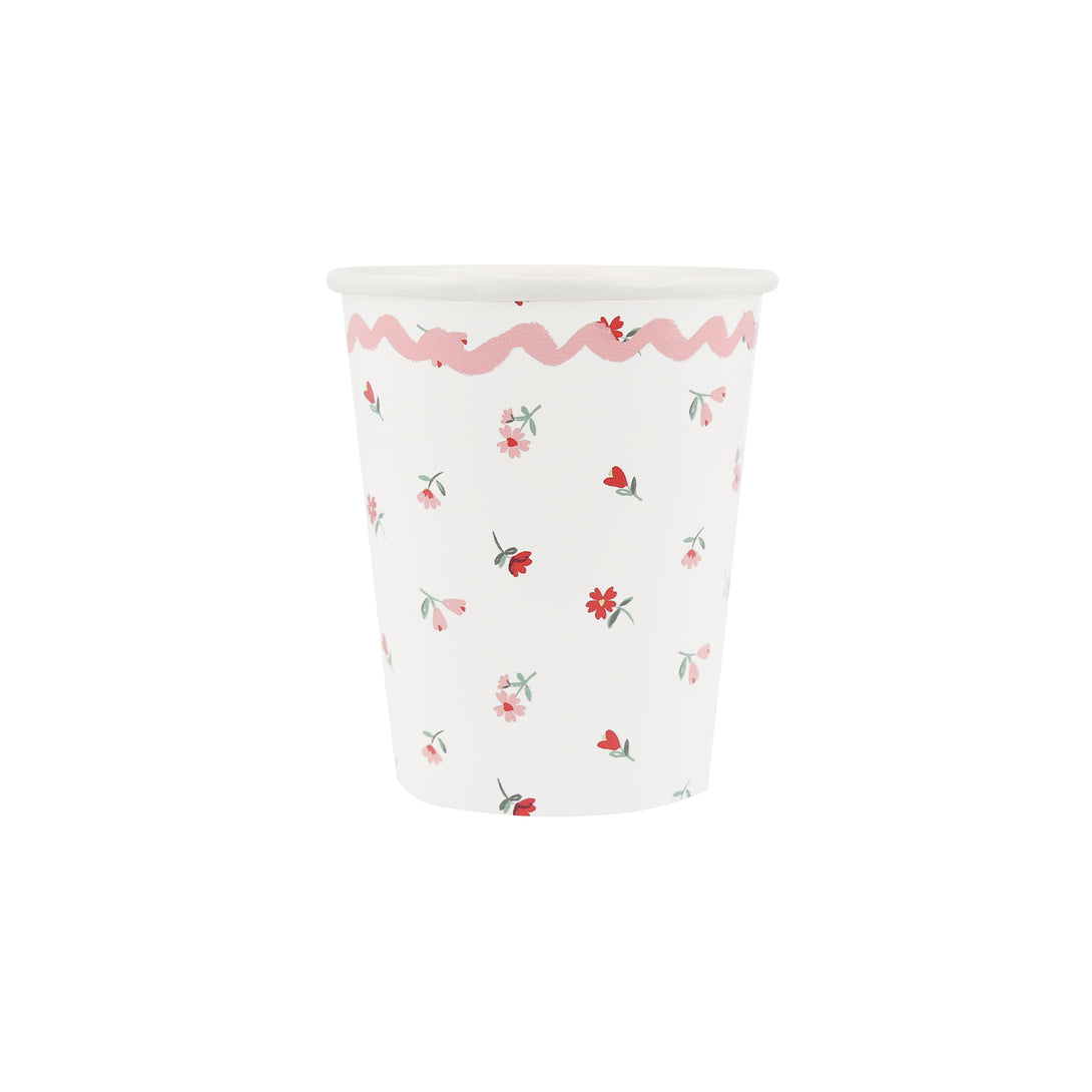 Our pink paper cups, with red roses, are the perfect party cups for a Valentine's meal.