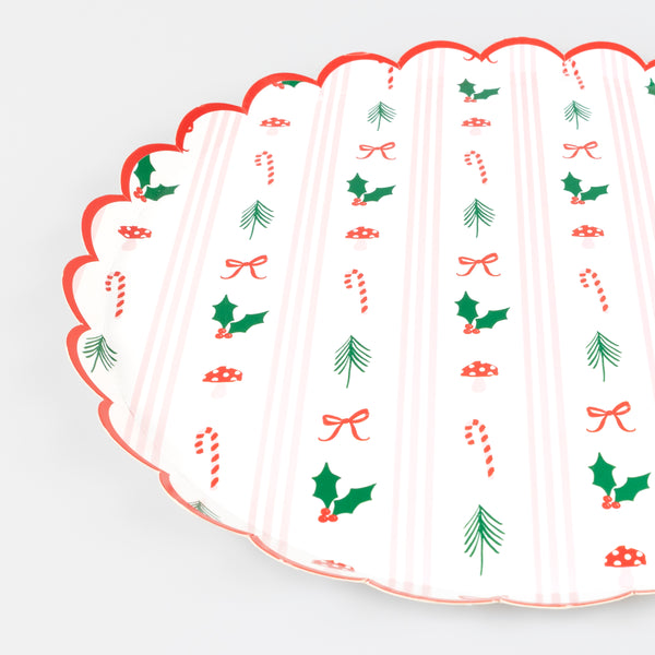 Decorate your table and home with our Christmas set with paper plates, napkins, cups, place cards and 9 Christmas garlands for a joyful look. 