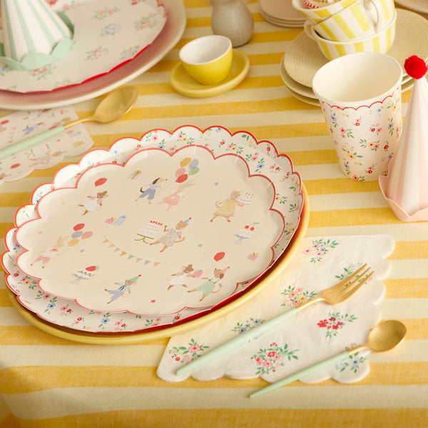 Our party cups have classic floral designs with touches of red to give your garden party a sophisticated look, suitable for hot or cold drinks. Image2