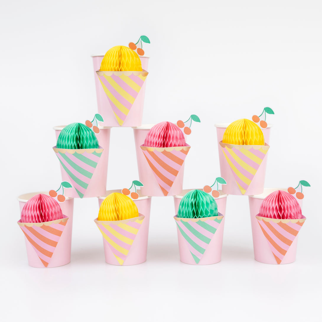 Our ice cream party set is ideal for celebrations with a summery vibe, includes tableware, ice cream tubs and spoons and a garland.  Image9