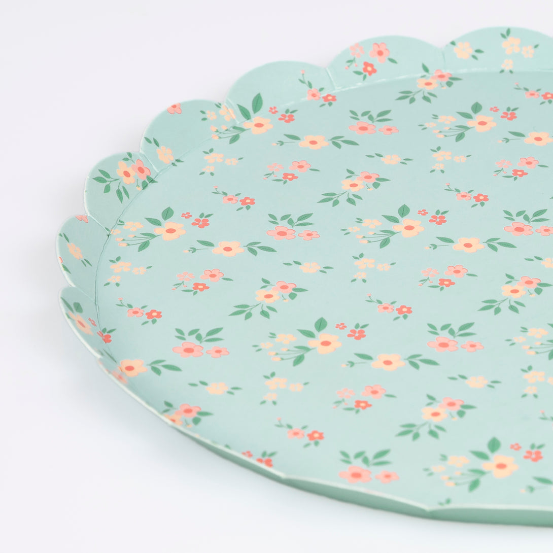 Use our pretty floral plates, made from high-quality paper, in a side plate size, for all your stylish parties.