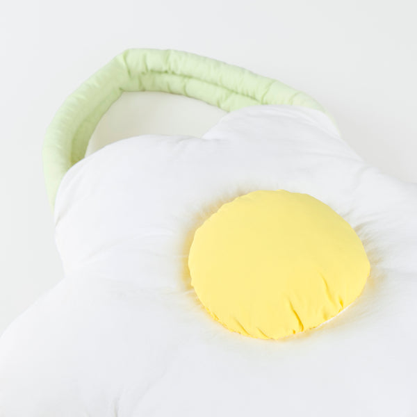 Our summer bag is made in the shape of a puffy daisy, a really fun and chic accessory for summertime. Image3