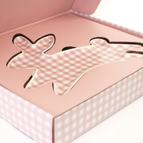 Resuable porcelain plates for parties with an on-trend gingham design and an adorable bunny shape. Image5