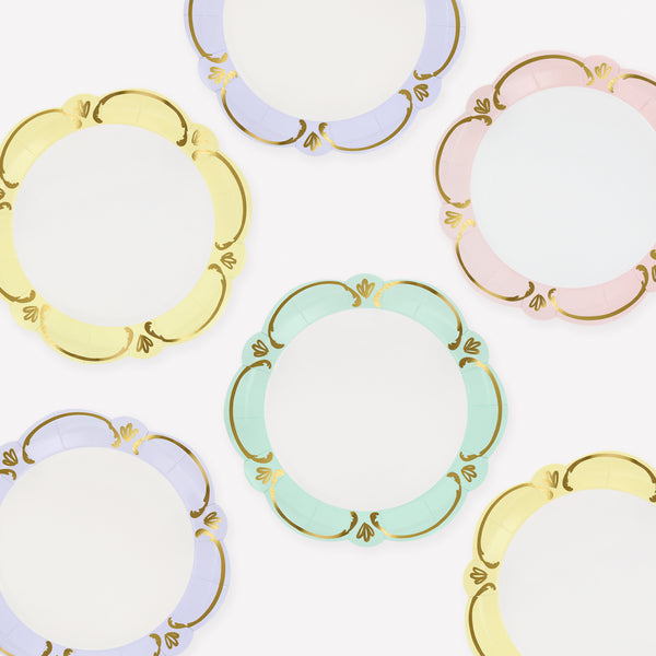 Our elegant party plates, made from high-quality paper, feature a stunning rococo design, pastel shades and shiny gold foil details. Image1
