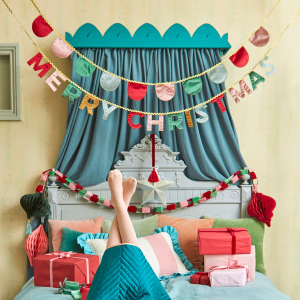 Add style to your Christmas hanging decorations with our garland made from soft luxurious velvet. Image2