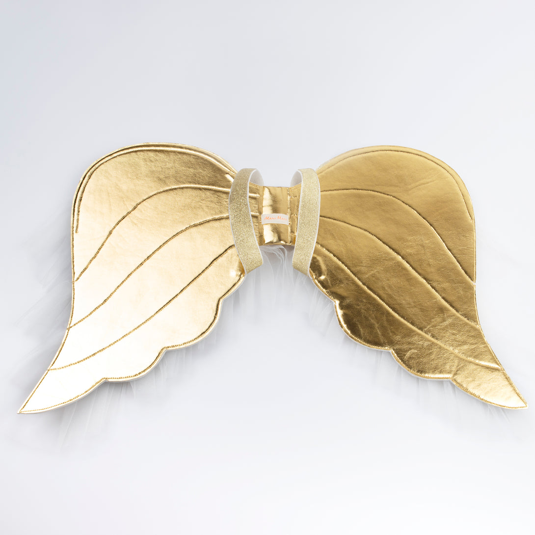 Our angel costume includes gold angel wings and a headband, crafted from tulle, leatherette and velvet for a luxurious look.