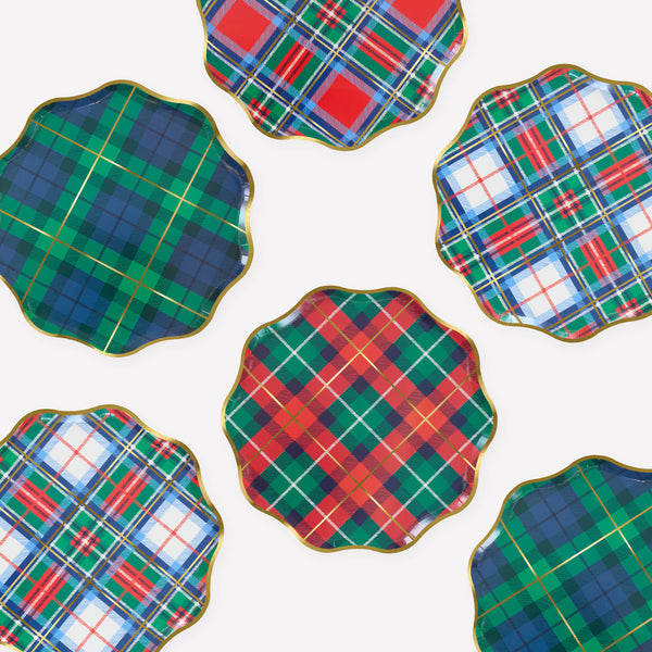 Our Christmas plates, made from paper, feature a tartan design mix in festive colours with shiny gold foil details and a wavy border. Image1