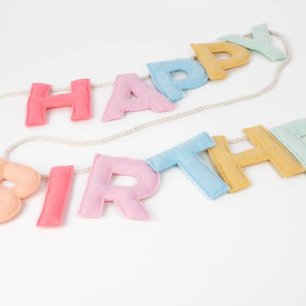 Our decorative garland, with the words Happy Birthday crafted in felt letters, is a wonderful birthday table decoration. Image3