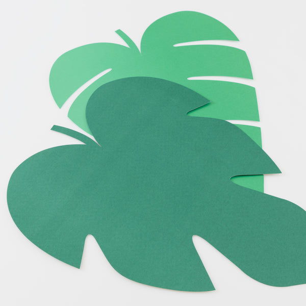Make your jungle party come to life with our special set which includes tableware, party masks and vibrant garlands. 