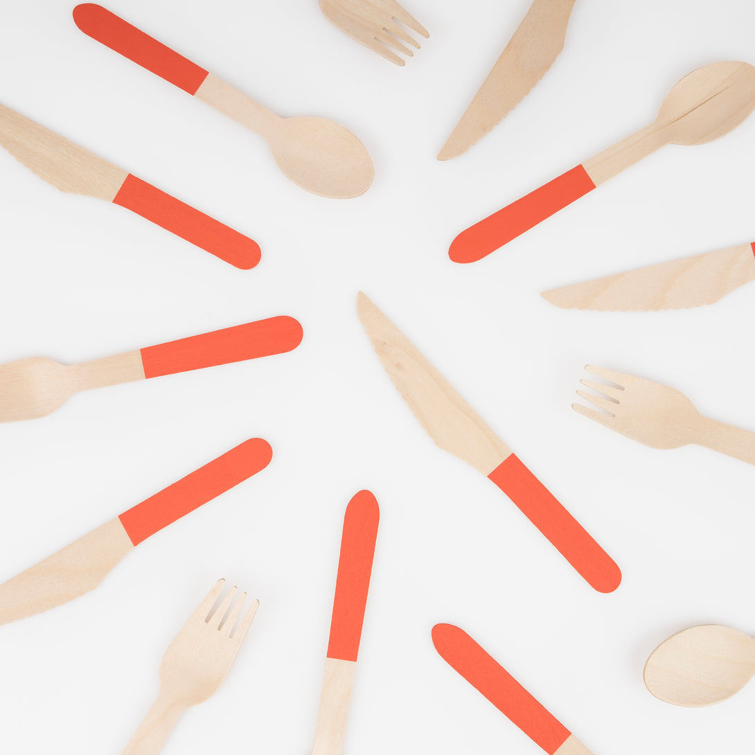 Our disposable cutlery, made from birch wood, features red handles for a really vibrant effect.