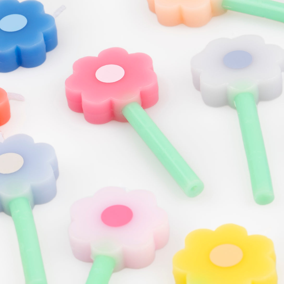 Our mini cake candles are made in the shape of colourful daisies, perfect as cake decorations.