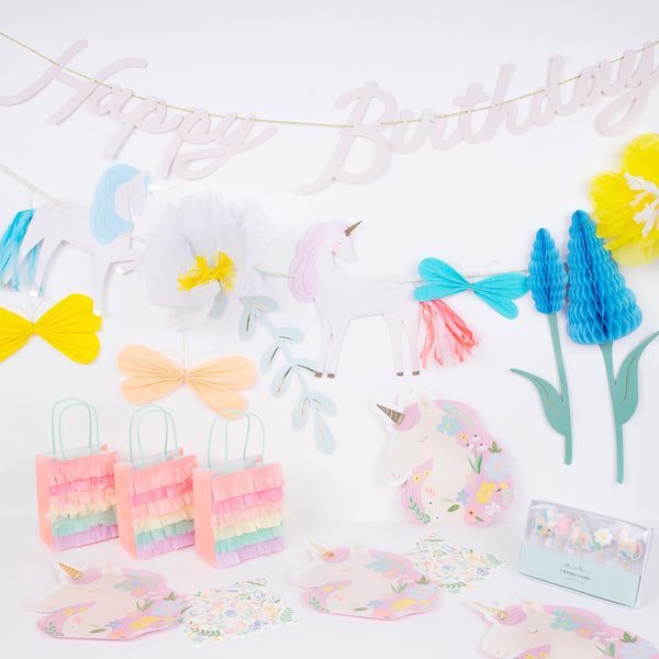 Make your unicorn party, or princess party, look amazing with our unicorn set including plates, napkins, party bags, birthday candles and a garland.