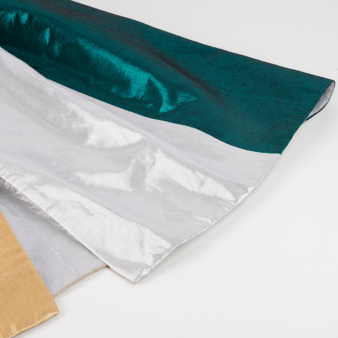 Our lamé metallic fabric cape in 6 colours is perfect for dress up for kids. Image6