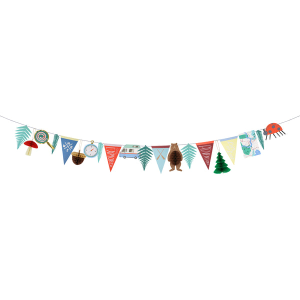 Our outdoor party set is ideal for an adventure themed party with plates, cups, napkins and garlands, for a party with 8 guests. Image3
