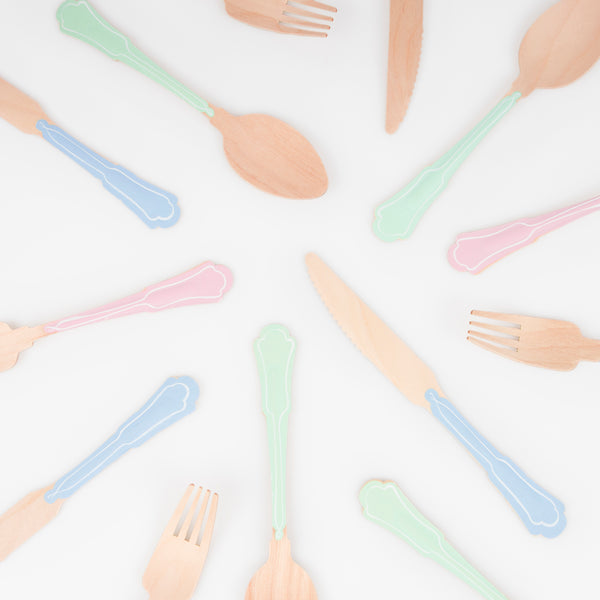 Our disposable cutlery, made from birch wood, features an elegant design and pretty pastel coloured handles. Image3