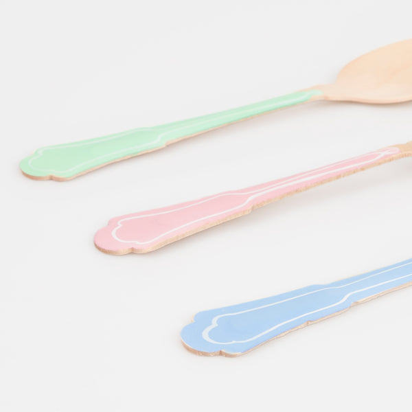 Our disposable cutlery, made from birch wood, features an elegant design and pretty pastel coloured handles. Image4