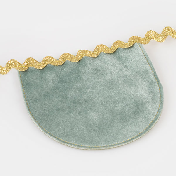 Our Christmas garland, made with luxurious velvet, is the perfect accessory for the festive season. Image4