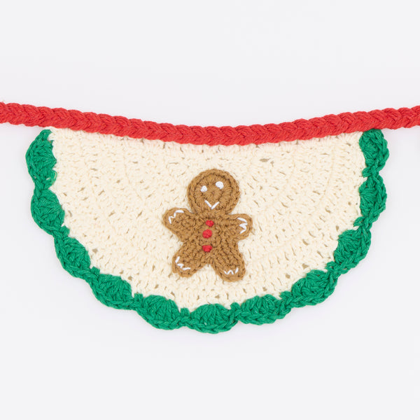Our Christmas crochet garland featuring festive icons is perfect for a nostalgic charming decoration to use year after year. Image3