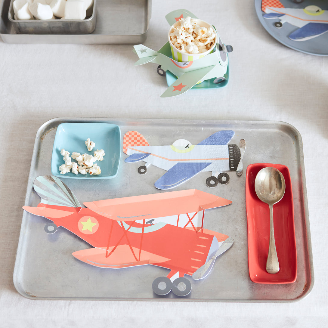 Our paper plates, in the shape of a vintage plane, are perfect for kids who loves planes.