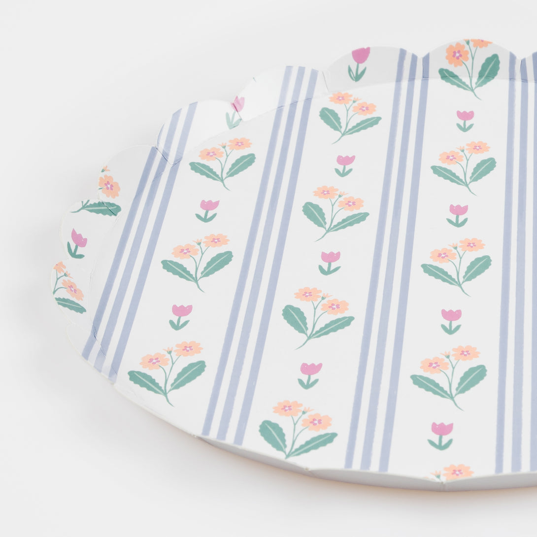 Our side plates, crafted in pastel colours with floral designs, are perfect for all stylish celebrations.