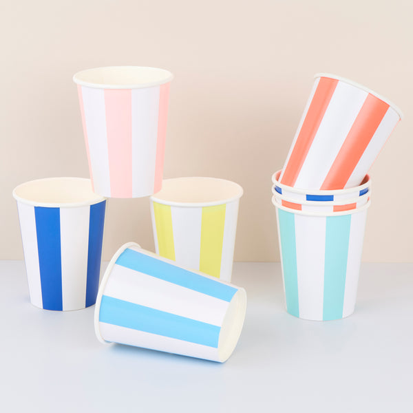 Have an amazing pool party with our special set including colourful tableware for eight guests and a vibrant pinwheel garland. 