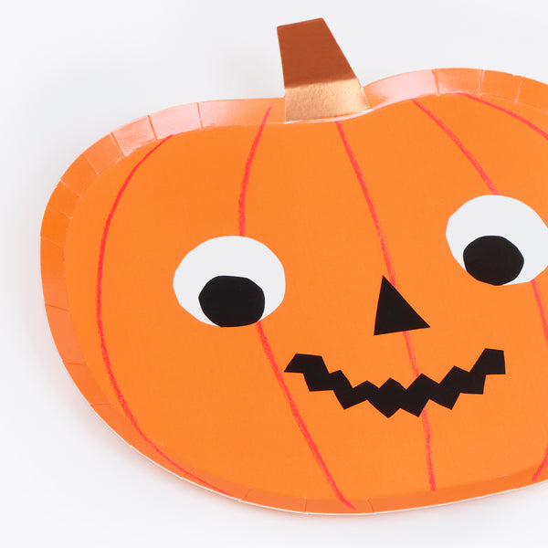 Our paper Halloween plates are shaped like a pumpkin, with a cheerful face and a copper foil stalk, perfect to add a happy touch to your table. Image3
