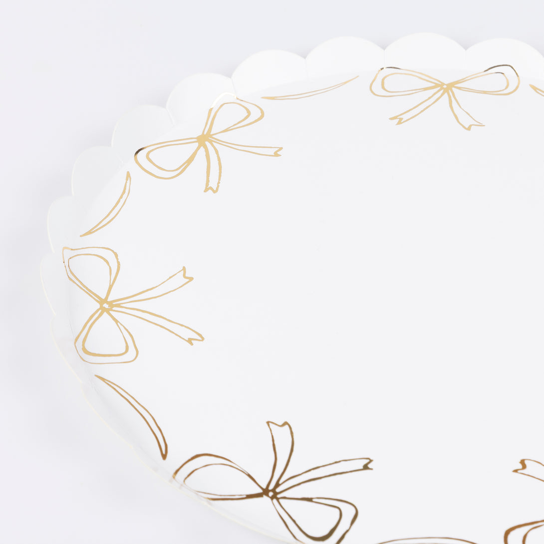 Add our stylish paper dinner plates to your Christmas party supplies, the gold bow design and scalloped border are so elegant. Image2