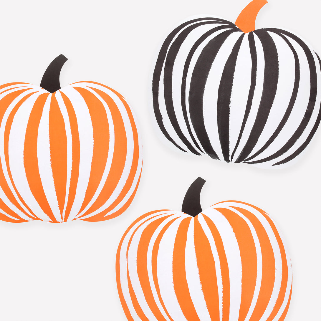 Make your Halloween party table look amazing with our paper placemats in the shape of pumpkins with a fun striped design. Image1