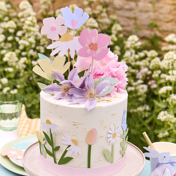 Our special cake decoration set includes 5 flower cake toppers and flower cake wraps to instantly decorate your cake. Image1