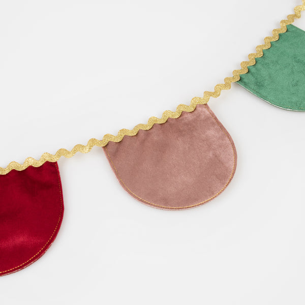 Our Christmas garland, made with luxurious velvet, is the perfect accessory for the festive season. Image3