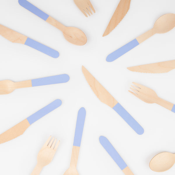 Our disposable cutlery is made from birch wood and features blue handles for a stylish look. Image2