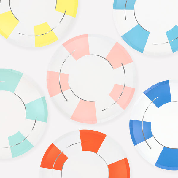 Have an amazing pool party with our special set including colourful tableware for eight guests and a vibrant pinwheel garland. 
