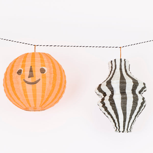 Our paper garland features mini Halloween lanterns in seasonal colours with fun icons, a special way to decorate your party room. Image3