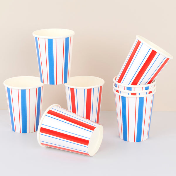 Have a wonderful boat party with our party supplies set for lots of nautical fun, including tableware, sailor party hats and a striking boat garland. 