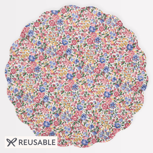 Use this small plate, crafted from melamine with a floral Liberty print design, as a buffet plate or for picnics, garden parties or afternoon tea. Image1