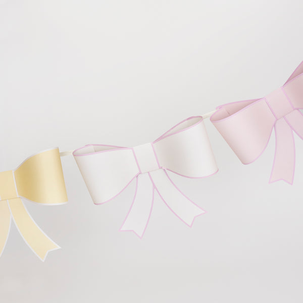Our large garland, with big bows in soft colours, is perfect as a wall decoration. Image5