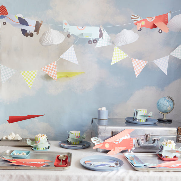 Our paper garland features 3D plans, clouds and checked pennants, ideal for an airplane birthday party. Image2
