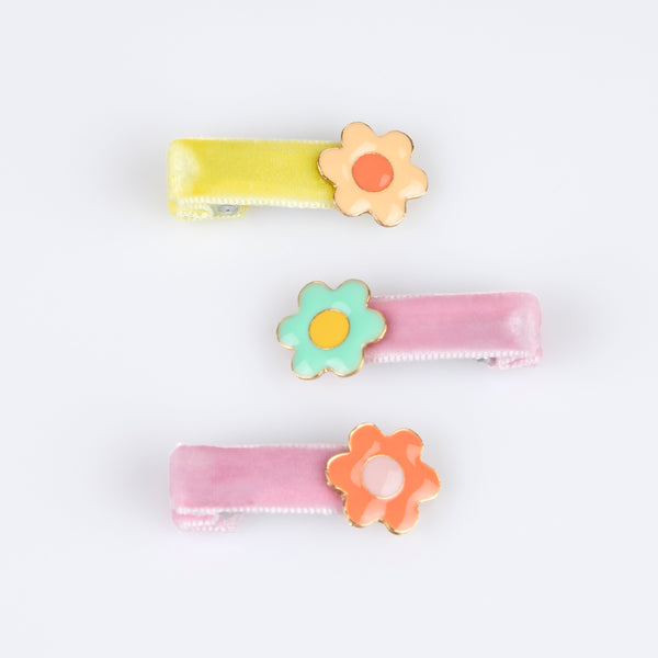 Our hair clips for kids feature enamel daises in a variety of colours, teamed with velvet ribbons and gold tone crocodile clips. Image5