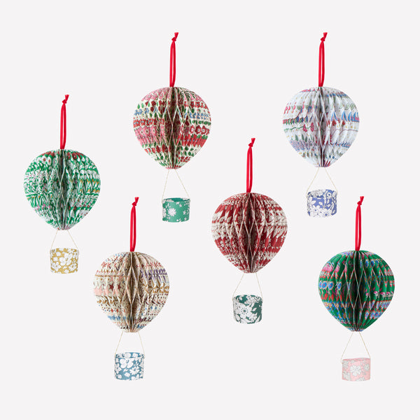 Our Christmas hanging decorations are designed as little paper balloons with beautiful Liberty print designs, perfect to decorate your tree. Image1