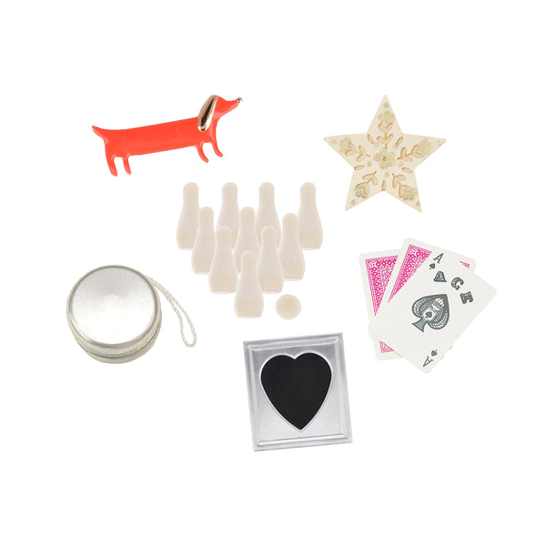 Our striped Christmas party supplies set includes plates, cups, napkins, crackers and 3 honeycomb decorations to add style and vibrancy. Image5