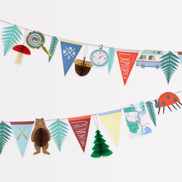 Our outdoor party set is ideal for an adventure themed party with plates, cups, napkins and garlands, for a party with 8 guests. Image2