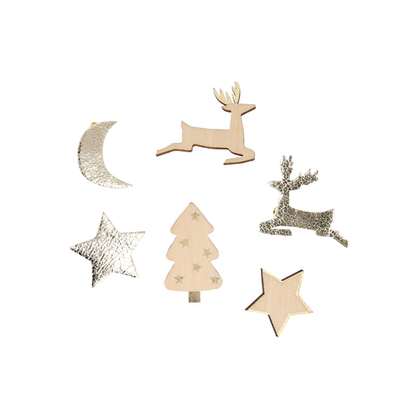 Our luxury holly Christmas crackers feature gold crepe paper and bows, and each contain a gold party hat, joke and a Christmas brooch. Image2