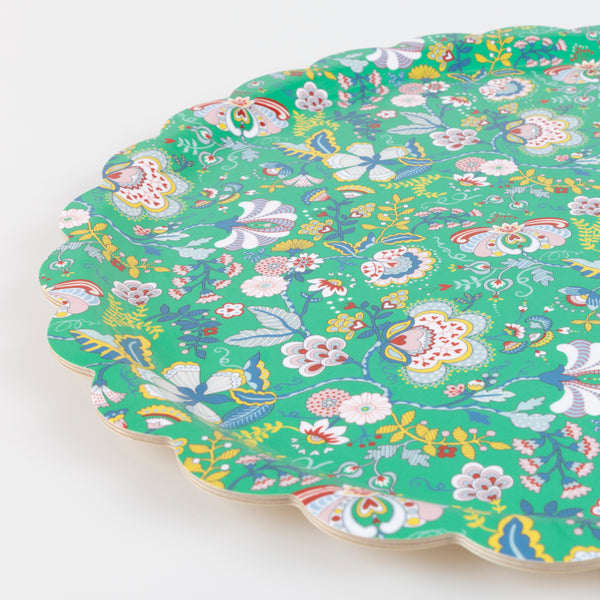 Our wooden tray, with a melamine coating, features a beautiful green floral Liberty design, ideal for practical and decorative use. Image2