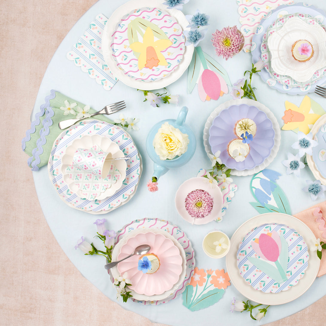 Our paper dinner plates are crafted in thick paper with a pretty floral design and pastel colours.