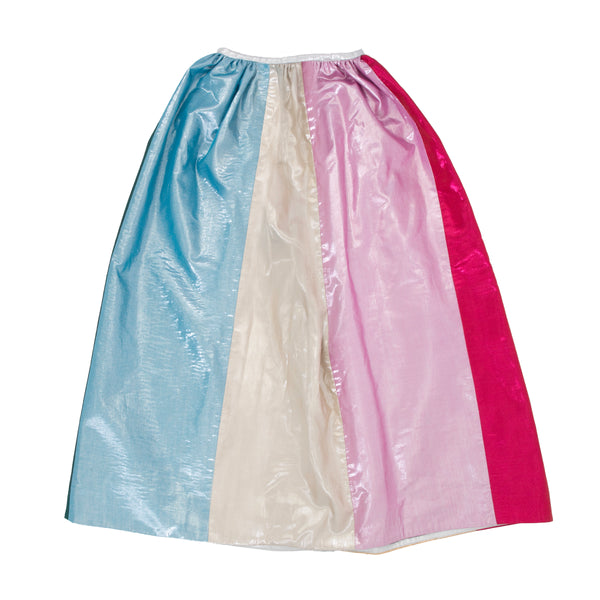 Our lamé metallic fabric cape in 6 colours is perfect for dress up for kids. Image8