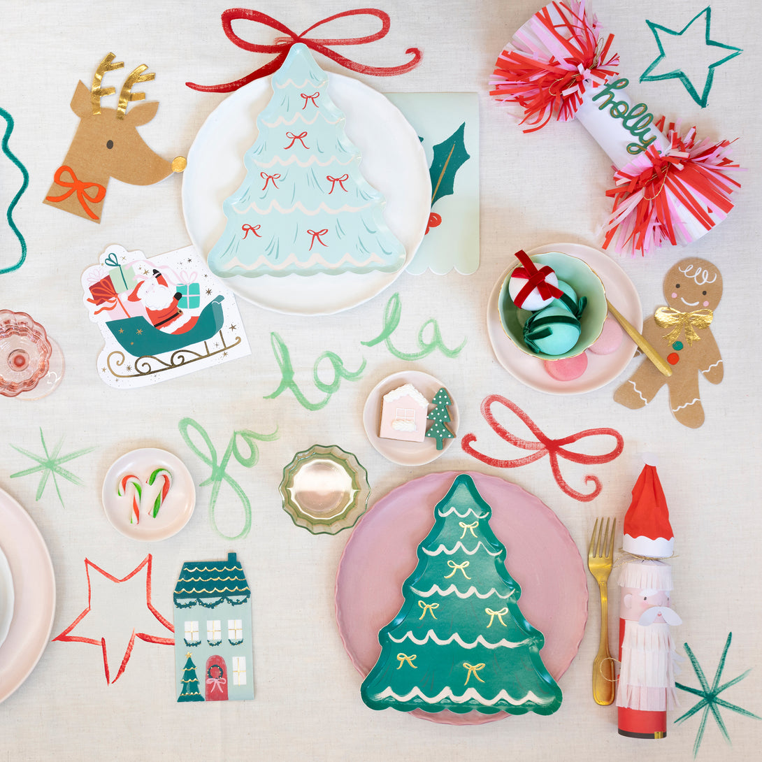 Our disposable Christmas plates, in the shape of Christmas trees with bows and gold foil details, will look amazing on your party table. Image2