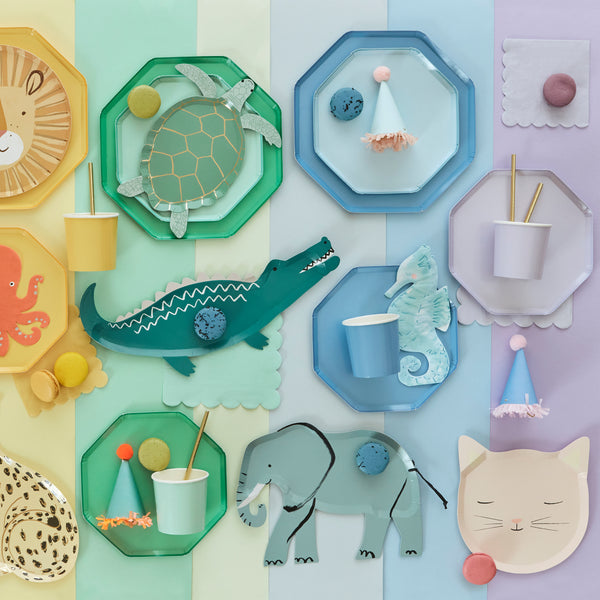 Our paper plates in an octagonal shape with a sky blue colour are ideal as baby shower plates. Image2