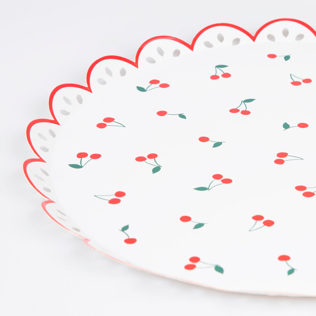 Our cherry dinner plates are such stylish disposable plates, featuring scalloped edges and pretty broderie anglaise details.